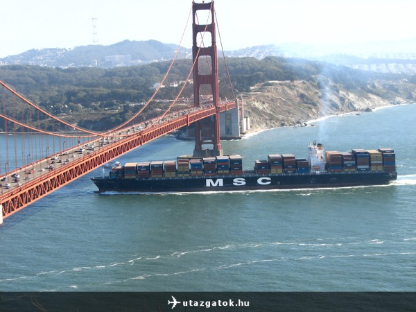 A Golden Gate és egy teherhajó