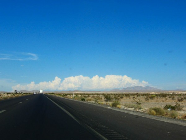 Sivár és teljesen lapos sivatag rögtön miután elhagyjuk Las Vegast