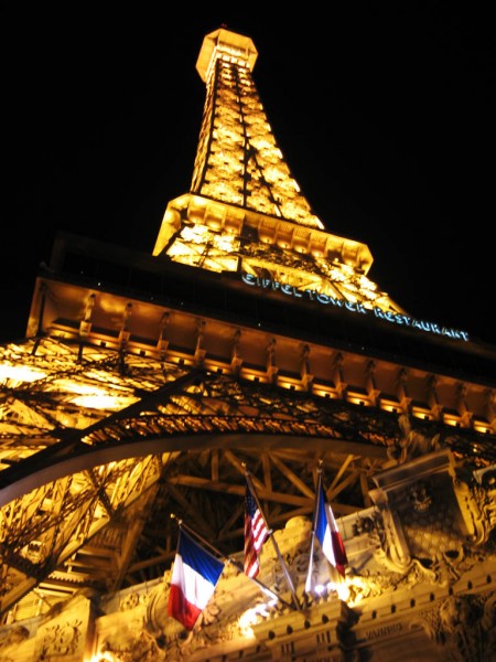 Paris Hotel és az Eiffel torony éjszaka
