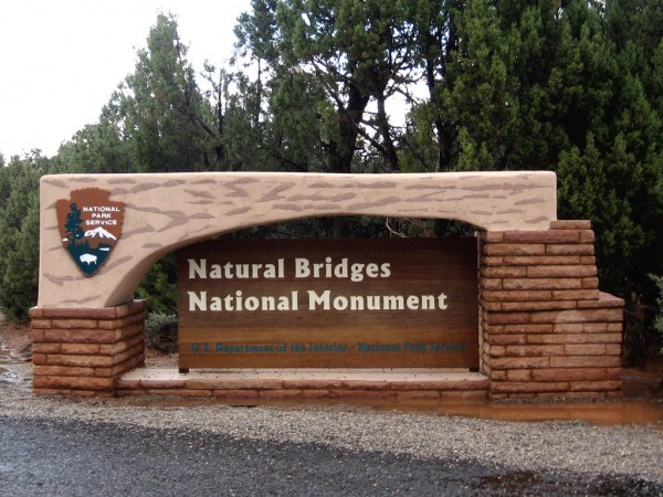 Natural Bridges Nemzeti Park bejárata