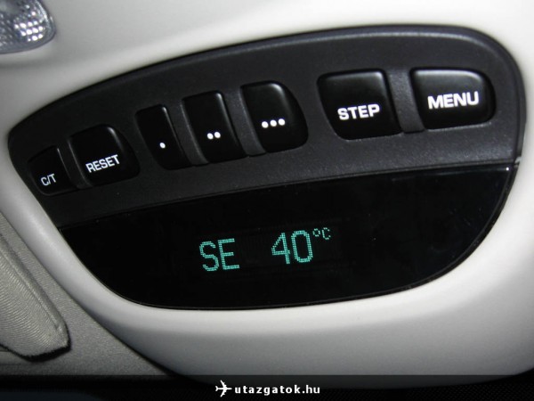 Az autó hőmérője 40 fokot mutat