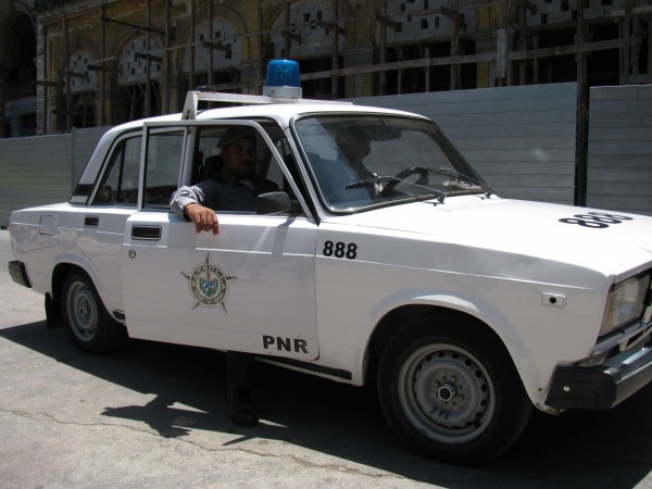 Kubai rendőr Lada
