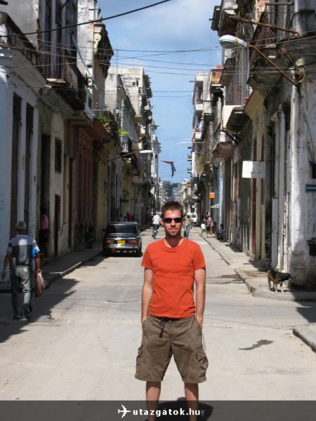 Mátai András Havanna egyik romos utcáján