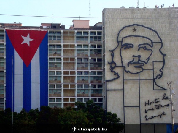 Che Guevara arcképe a forradalom téren