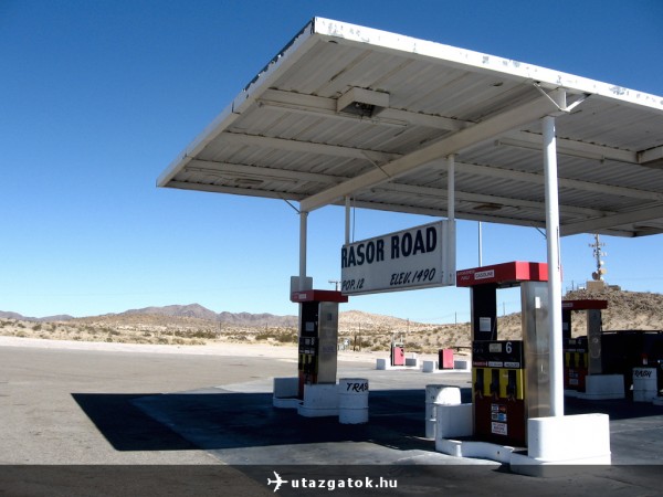 Unalmas sivatagi táj és egy benzinkút