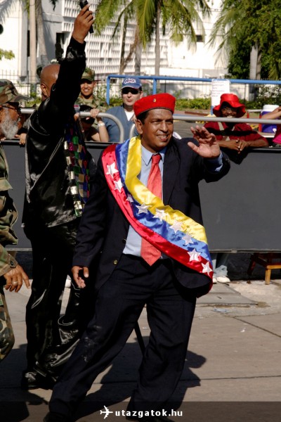 ál Hugo Chávez pózol
