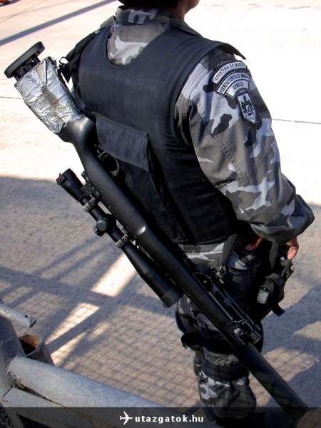 nagy puska kolumbiai katona hátán