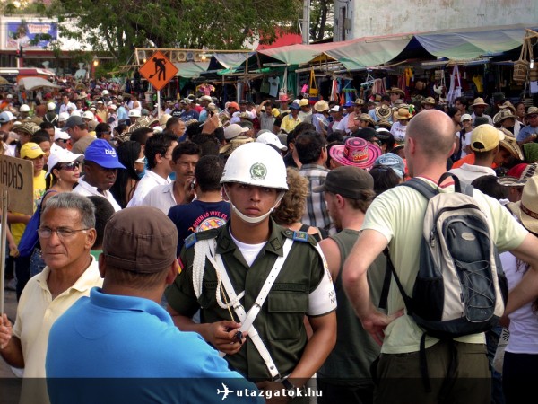 kolumbiai rendőr a tömegben