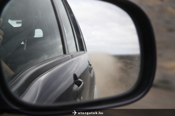 Autó, tükör és homok