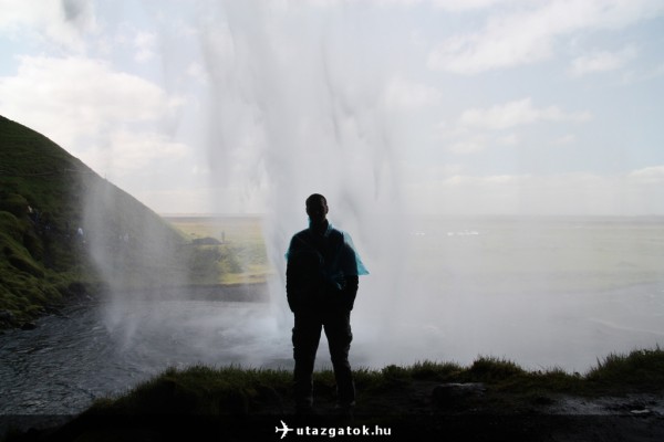 Peti és a vízesés Izlandon