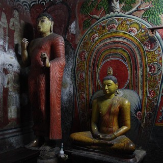 Buddha szobrok a kőtemplomban