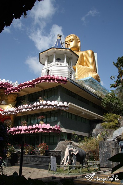 Dambulla város központja, hatalmas műanyag Buddha szobrával