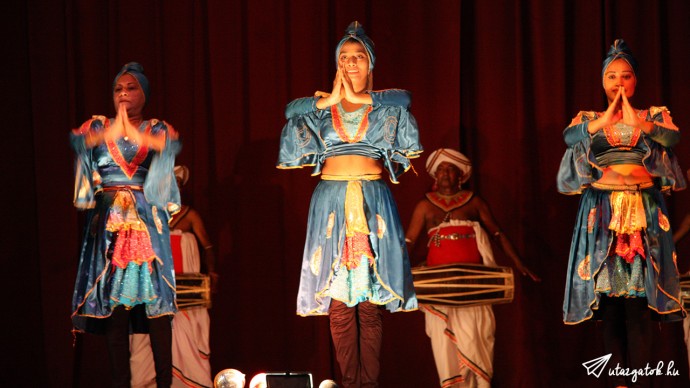 Színes népviselet, és különleges tánc a Kultúrális Központban