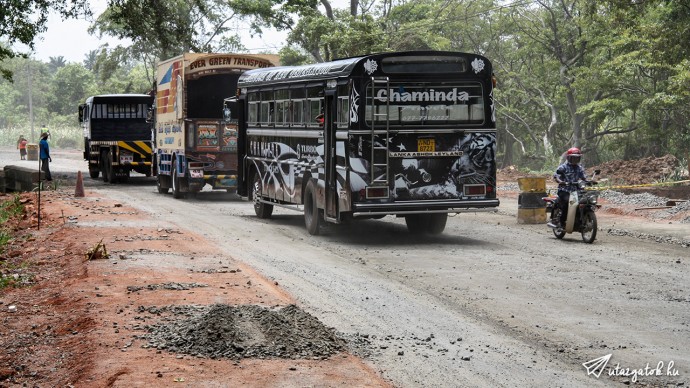 Főút Sri Lankán: buszokkal, kamionokkal és kátyúkkal