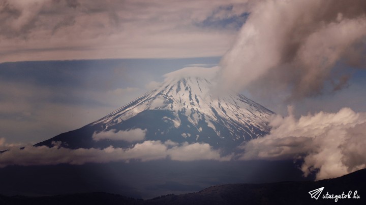 A Fuji hegy felhők között