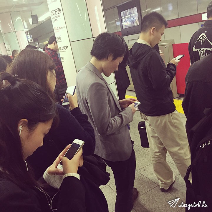 Tokióban a metrón mindenki a telefonját nyomkodja