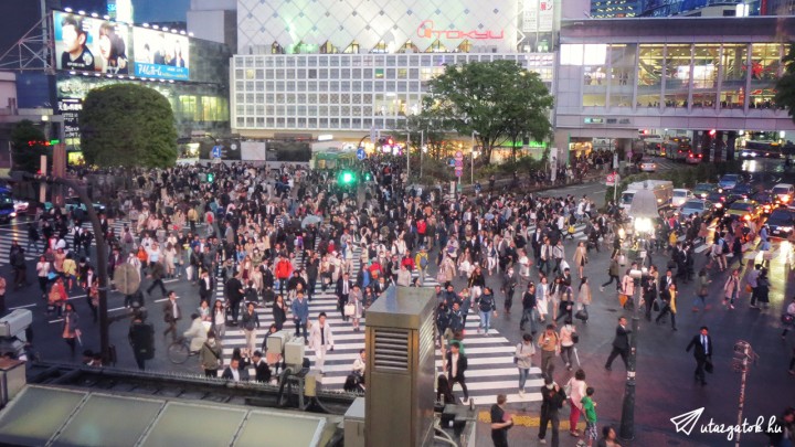 A híres Shibuya kereszteződés  látványa  az első emeletről