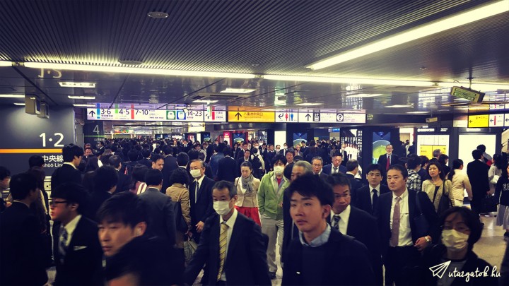 Hatalmas tömeg egy forgalmas metrómegállóban