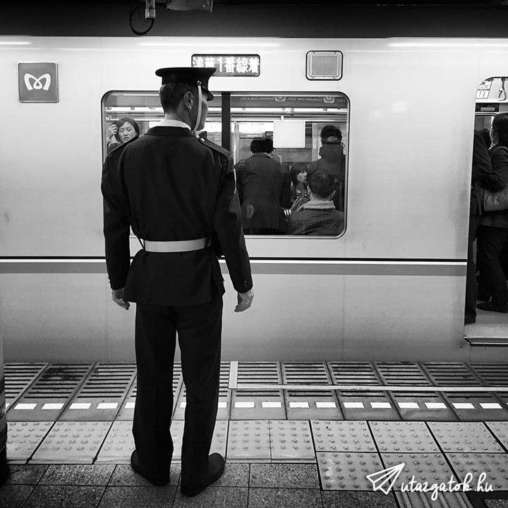 Peron őr áll a tokiói metró megállóban