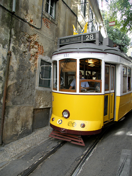 ilyen szűk helyeken jár a 28as villamos Lisszabonban