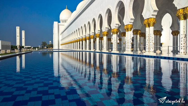 Abu Dhabi mecset medence árkádok mellett