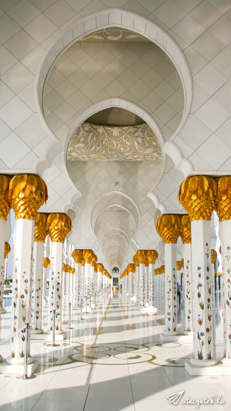 Sheikh Zayed mecset belső udvar hófehér márványból