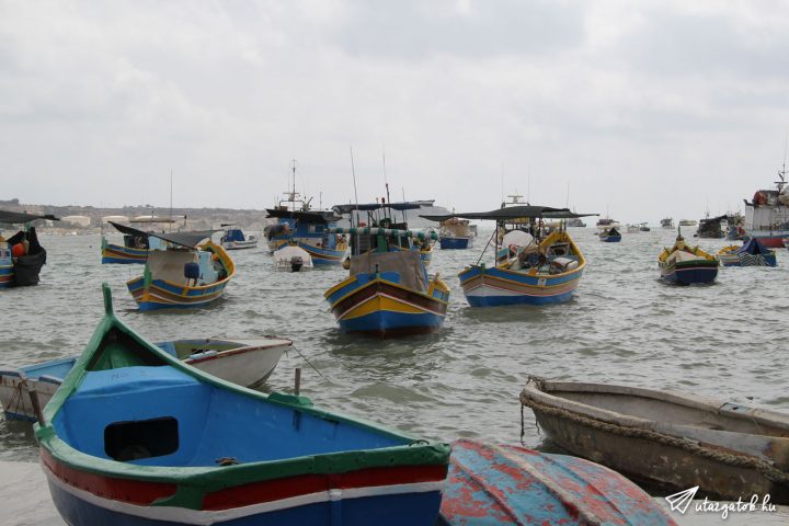 Marsaxlokk kikötője, színes csónakokkal