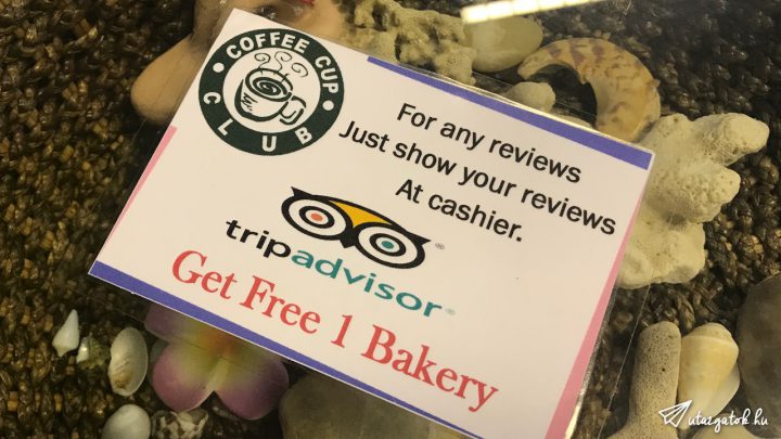 Felhívás egy táblán, miszerint ingyen sütit adnak egy tripadvisor értékelésért
