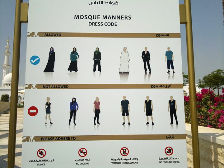 Információs tábla a követlező ruházatról a Zájed sejk-mecsetben