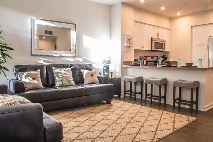 Egy californiai airbnb lakás jól kinéző nappalija