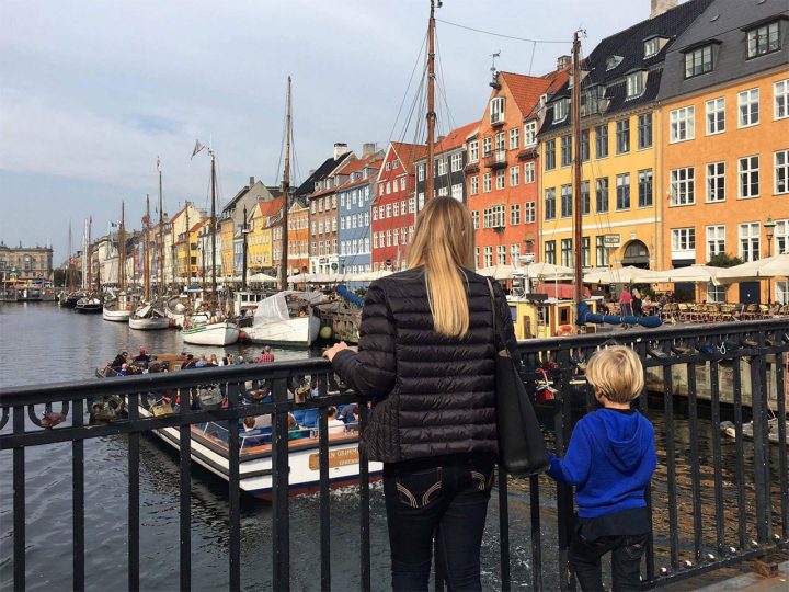 Radányi Lili Dániában egy hídon áll és nézi a házakat