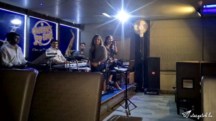 indiai zenekar játszik egy bárban