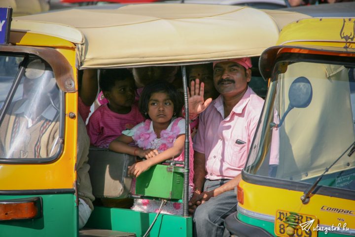 indiai férfi a családjával egy tuk-tuk-ban