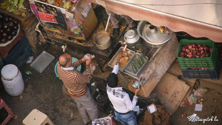 két indiai férfi chait iszik az utcán