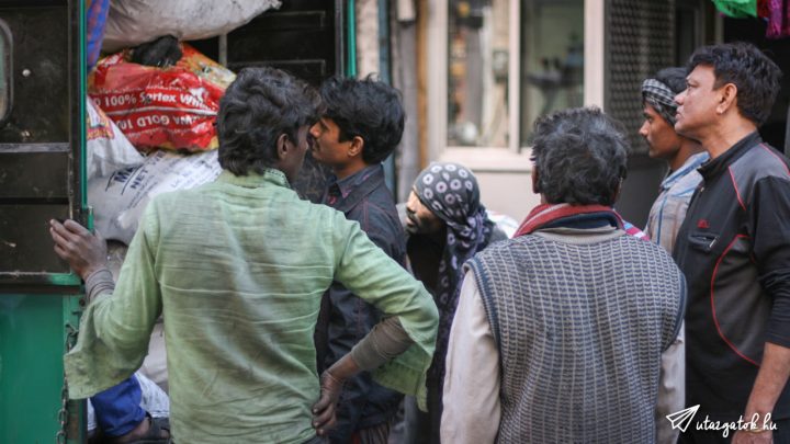 Indiai férfiak várakoznak pakolásra készen egy teherautó mögött