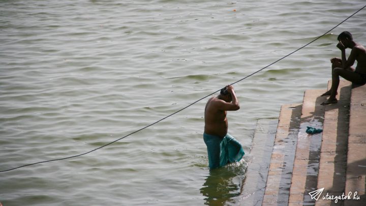 Indiai férfi fürdik a Gangesz folyóban