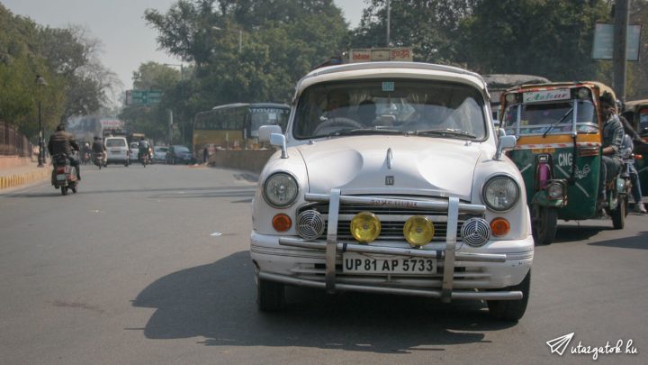 Hindustan Ambassador típusú indiai gyártmányú autó