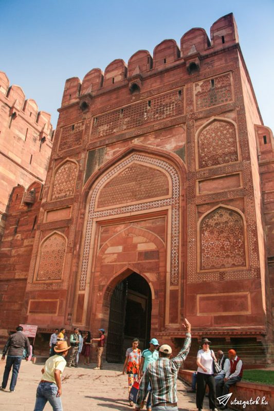 A vörös téglás Agra Fort egyik hatalmas kapuja