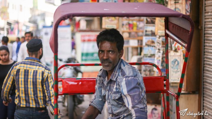 India sofőr ül tuk-tuk-ján fuvarra várva