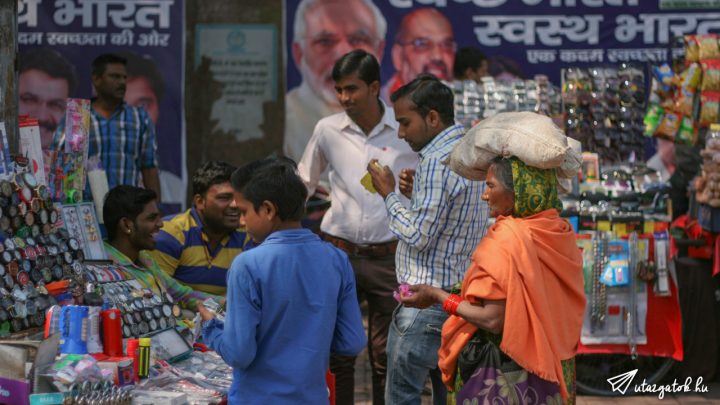 indiaiak ácsorognak utcai árusok között