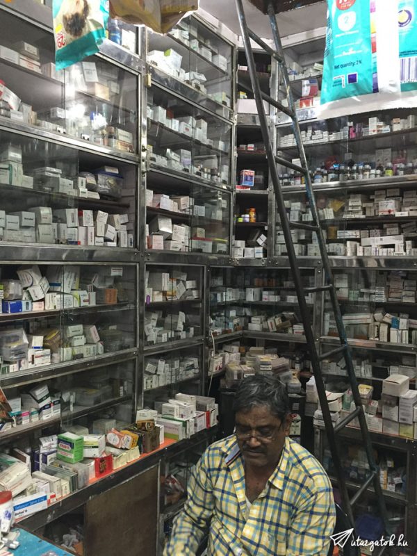Gyógyszerek hatalmas összevisszaságban, látszólag minden rendszer nélkül egy helyi gyógyszertárban