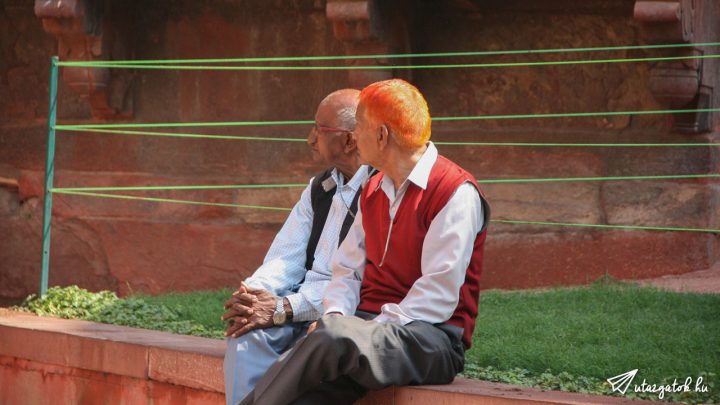 Két férfi ül egymás mellett, egyiknek a haja vörös hennával festett