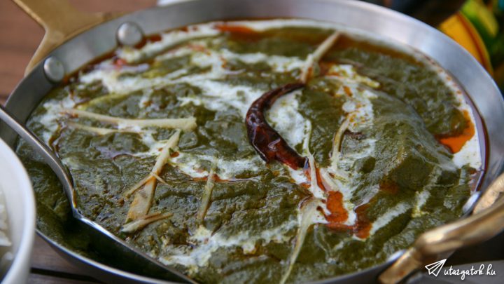 Egy zöld szószos, csípős, curry-s indiai étel