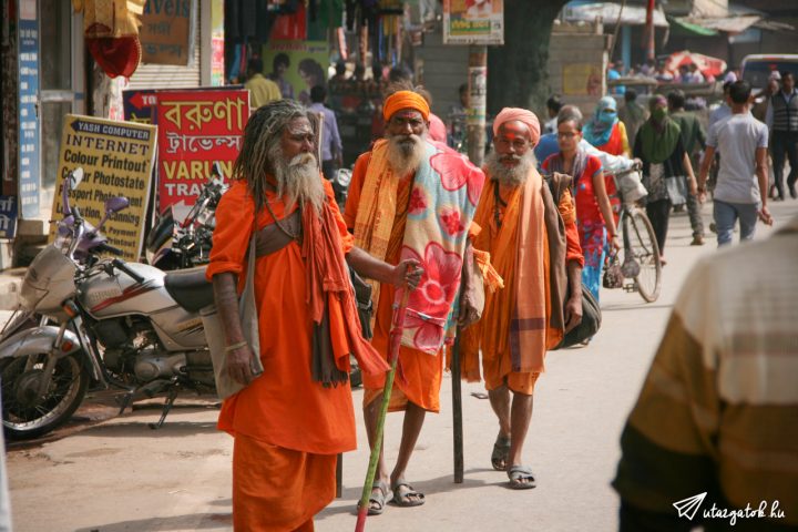 Hosszú hajú, nagy szakállú, narancssárga ruhába öltözött szent emberek