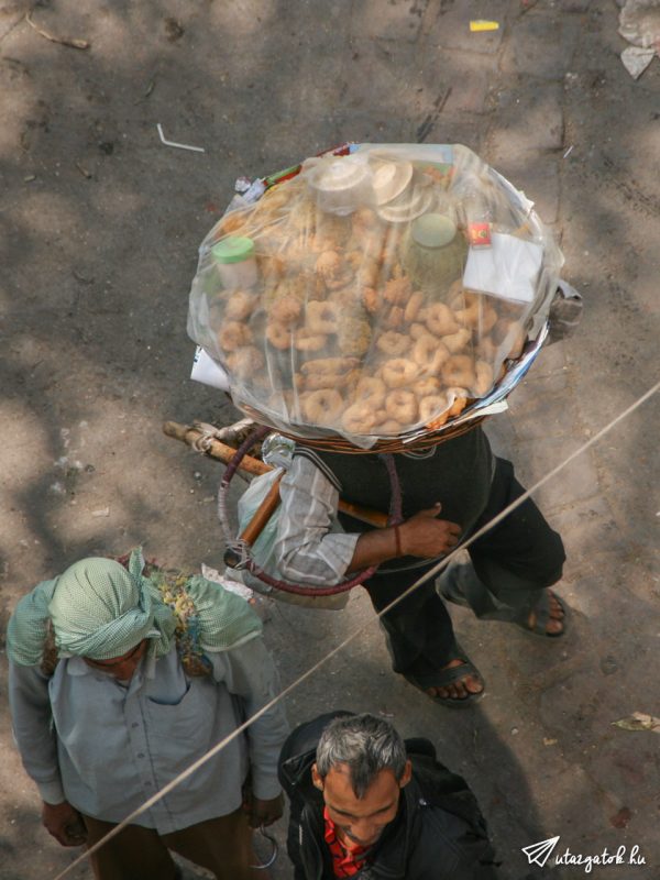 utca kaját árusító indiai férfi