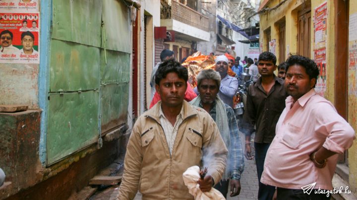 Halott testet hoznak indiai férfiak a vállukon