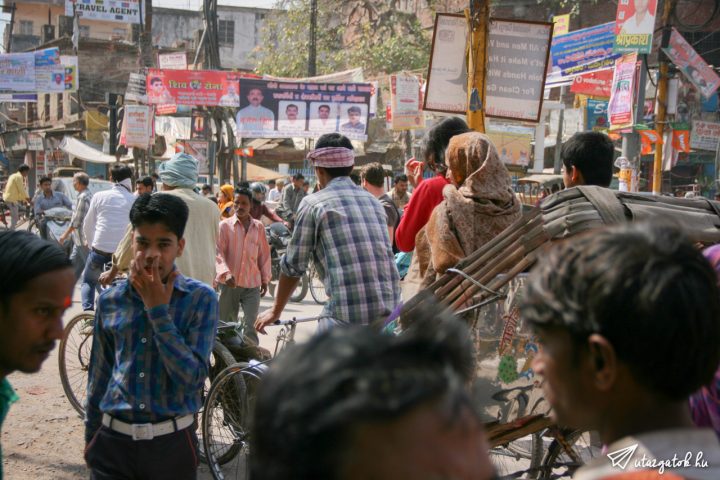 Hatalmas tömeg benne elől egy az orrát túró fiatal indiai