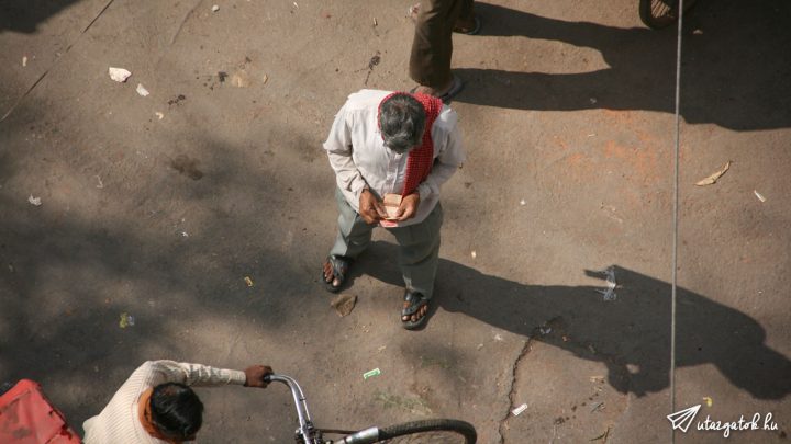 indiai férfi pénzt számol az utcán