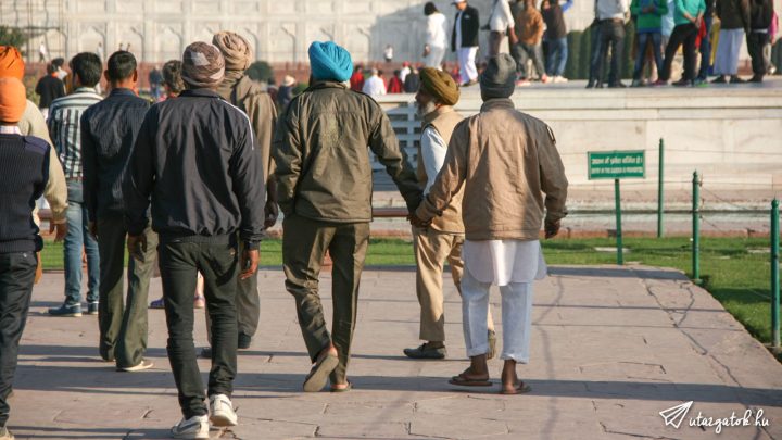 Indiai férfiak sétálnak kézenfogva a Taj Mahal lábánál