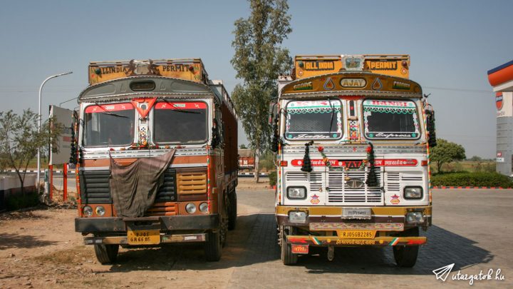 Két indiai kamion egy útszéli parkolóban